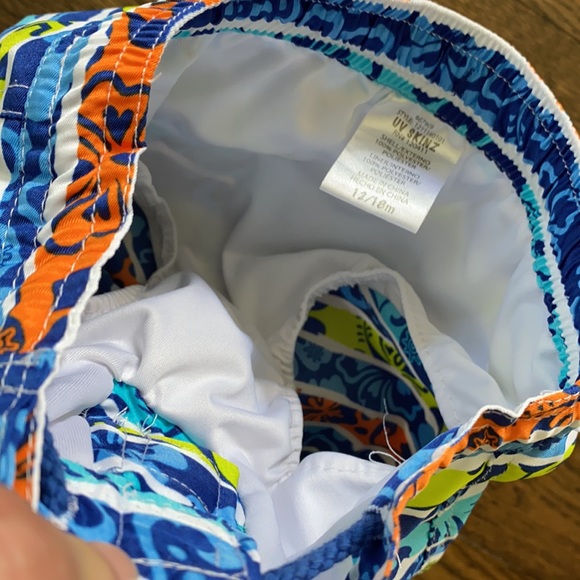 Rash guard and swim trunks - Picture 7 of 8